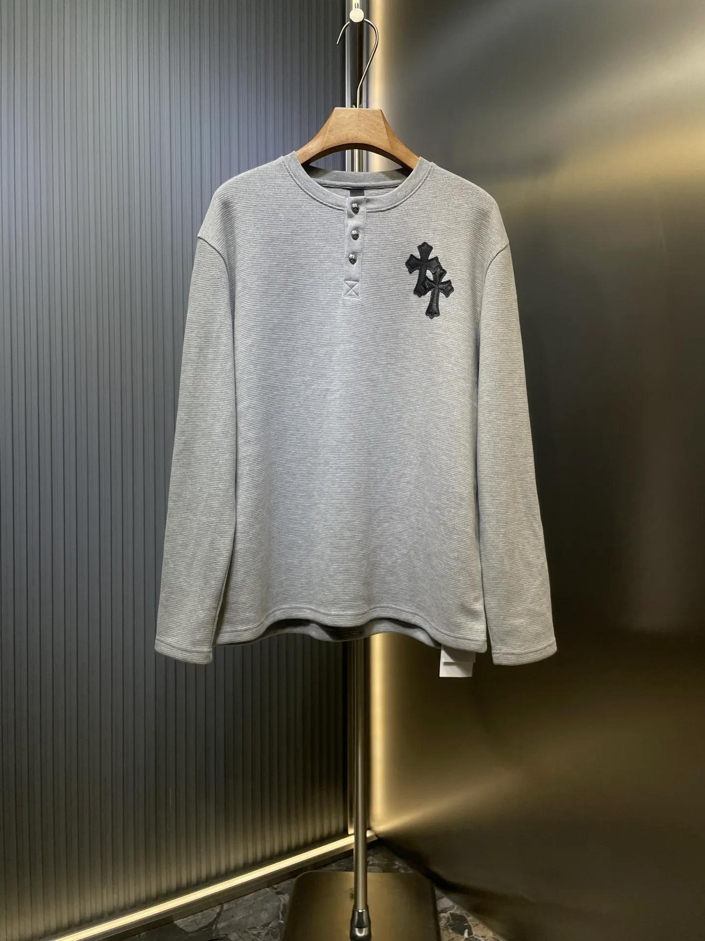P420 Chrome Heart*🌟 Chrome Heart 25 patchwork leather Henry collar waffle sweatshirt. The fabric is made of 350g cotton waffle double-layer material before washing (to distinguish low-weight, cut corners and non-pure cotton market products). The silver buckles and scrolls are made of bronze and real silver (the materials have reached 300+ quality in the market). The leather label is still made of genuine imported lambskin. The most important thing is that the leather is hand-extended and stitched (the cost of handwork is high) in the fabric and hardware A lot of effort has been put into the craftsmanship. The top quality in the market. The industry benchmark is only owned by a few people. Size: s m l